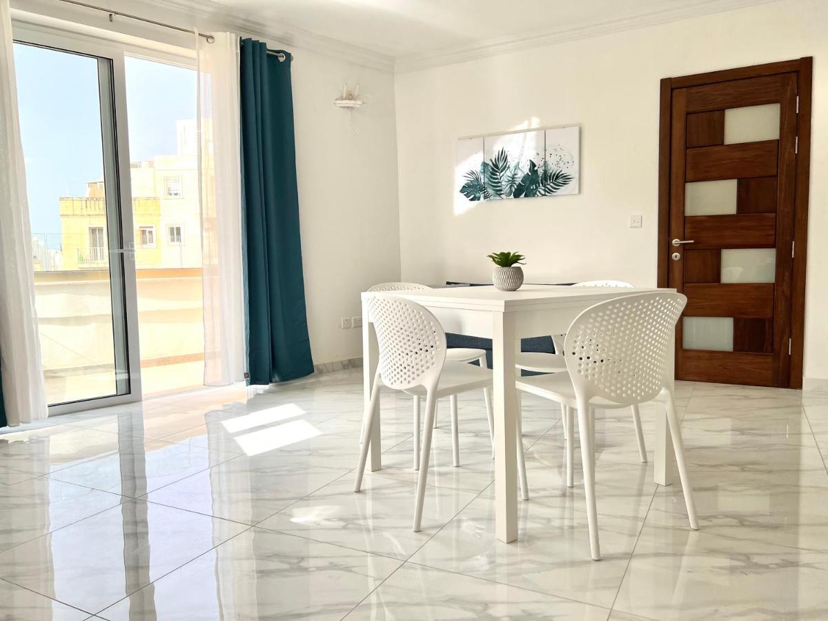 Condo With Patio Overlooking Piazza Gzira Bagian luar foto