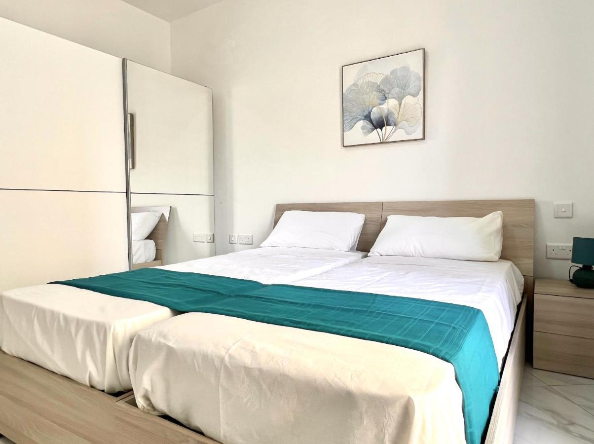 Condo With Patio Overlooking Piazza Gzira Bagian luar foto